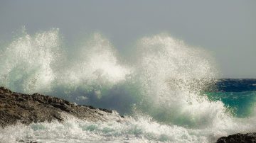 Waves breaking on rocks